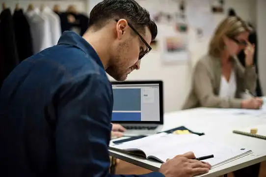 Étudiant travaillant sur un concept de projet pour l'université de Jesta