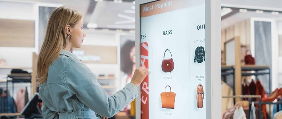 femme faisant du shopping avec des attributs dans un magasin de détail